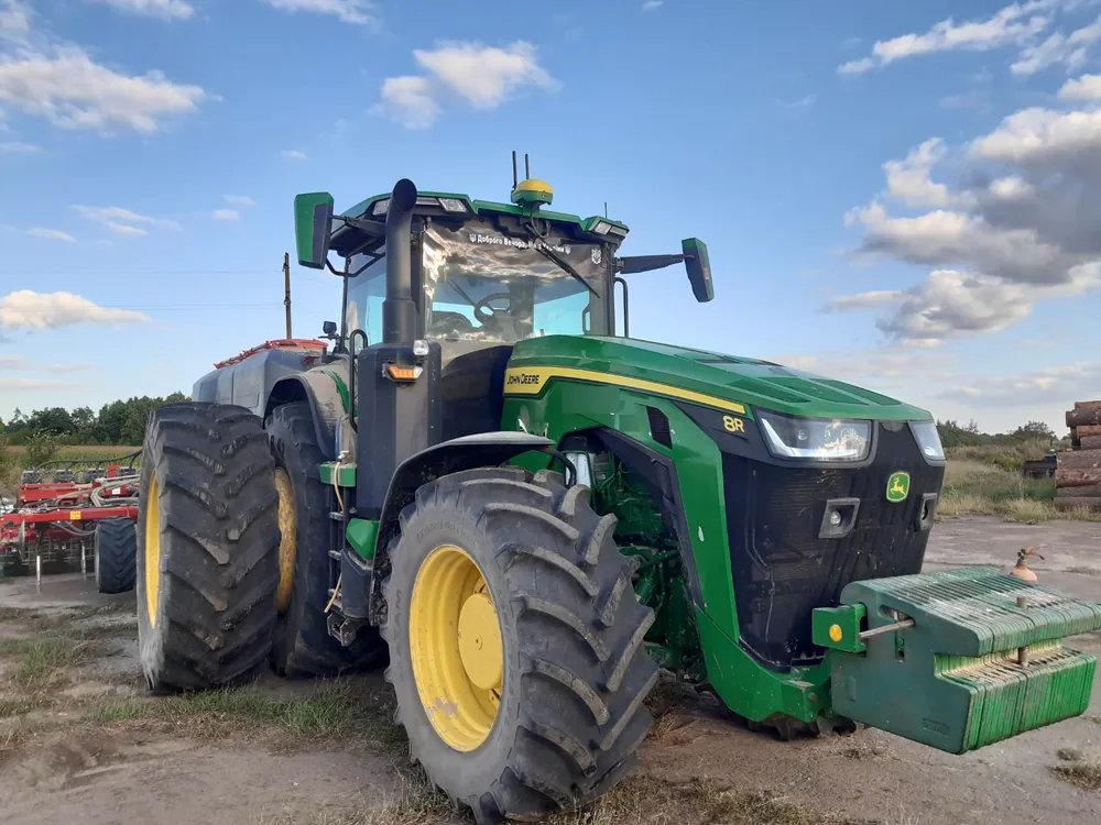 Трактор John Deere 8R із сівалкою на краю поля